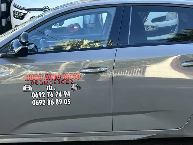 Marquage Hugo Auto Moto sur le véhicule école